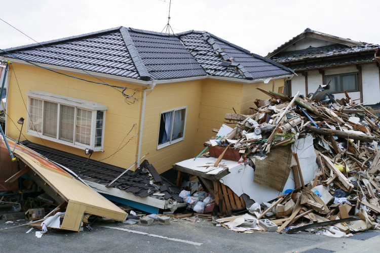 地震で倒れる家とは？